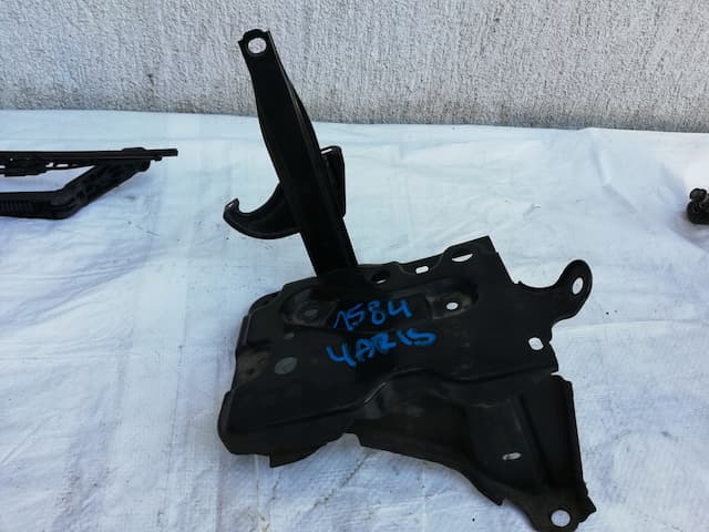 Б/У Крепление аккумулятора toyota yaris 2 09 - 12 1. 0vvti оригинал