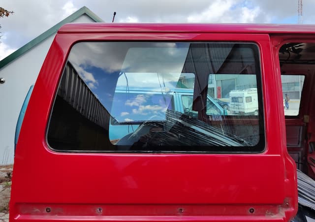 Б/В Vw t4 кватирка права задня під кліматронік оригінал