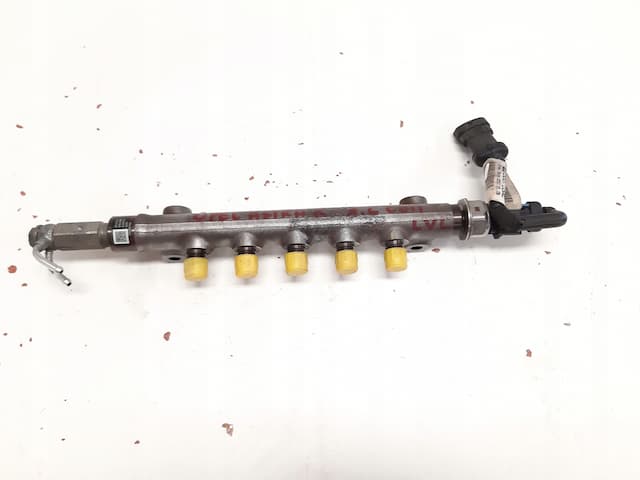 Б/В Паливна рейка opel 1.6 cdti 55490702 55571602 оригінал