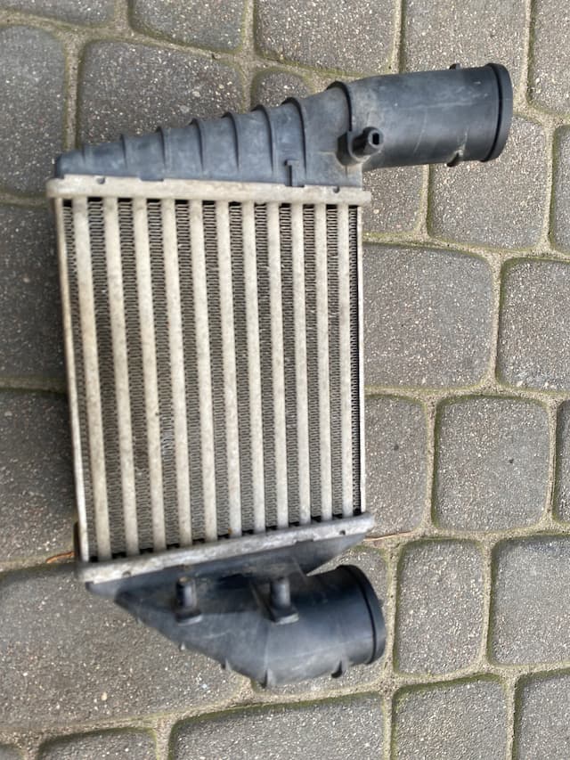 Б/В Радіатор повітря audi a4 b5 2, 5tdi права 059145806 оригінал