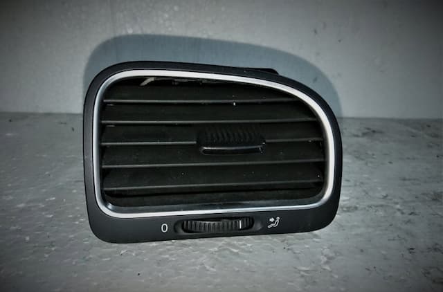Б/В Решітка вентиляції volkswagen 5k0819710d оригінал