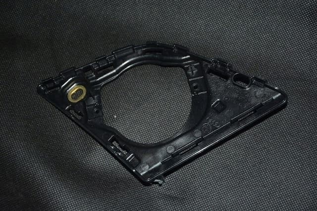 Кронштейн праве кріплення audi q7 4m0035428 - нова запчастина оригінал