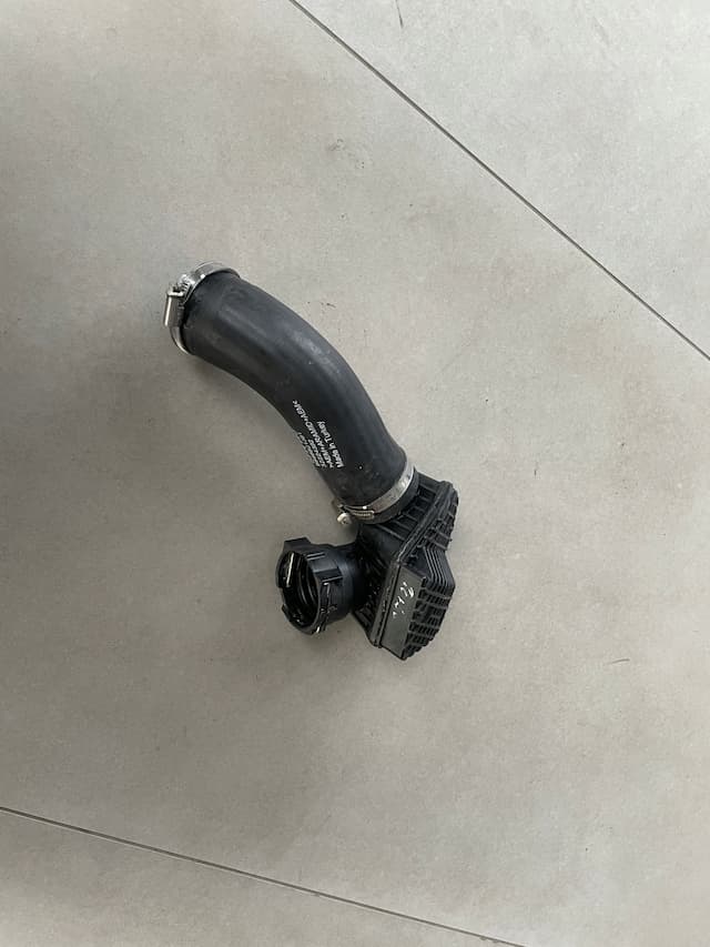 Б/В Забірник інтеркулера plug-в volvo xc40 32224392 оригінал