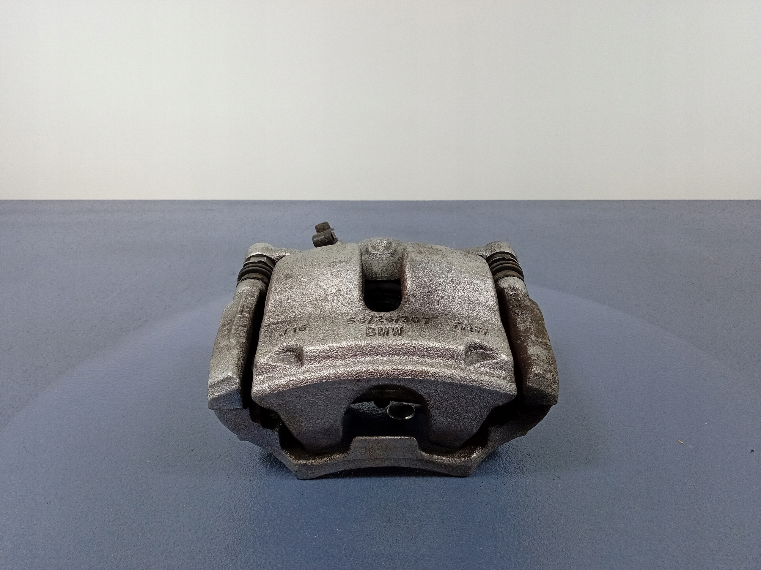 Б/У Bmw 1 f40 f44 суппорт передний правый хомут 54/ 24/ 307 оригинал
