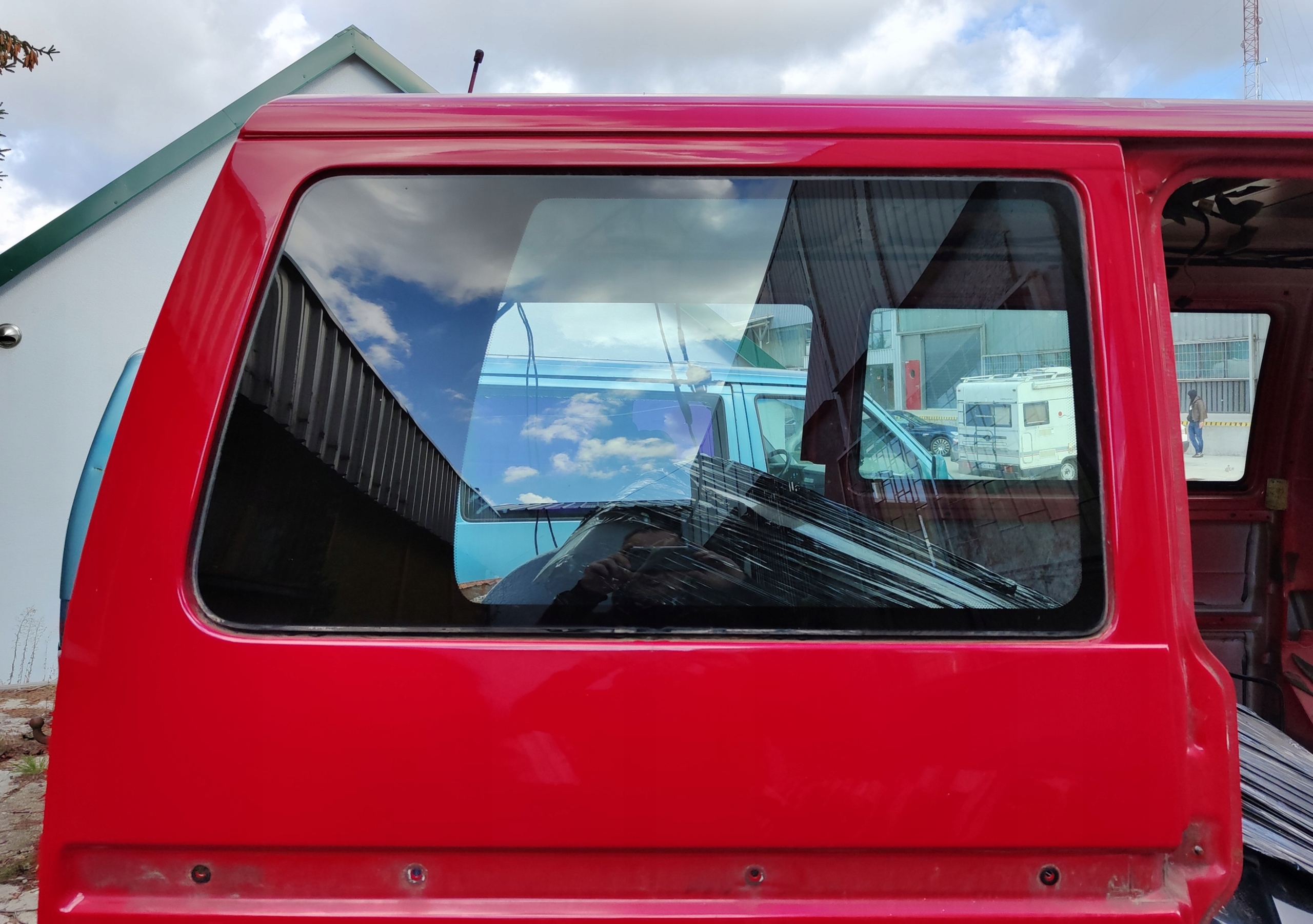 Б/В Vw t4 кватирка права задня під кліматронік оригінал