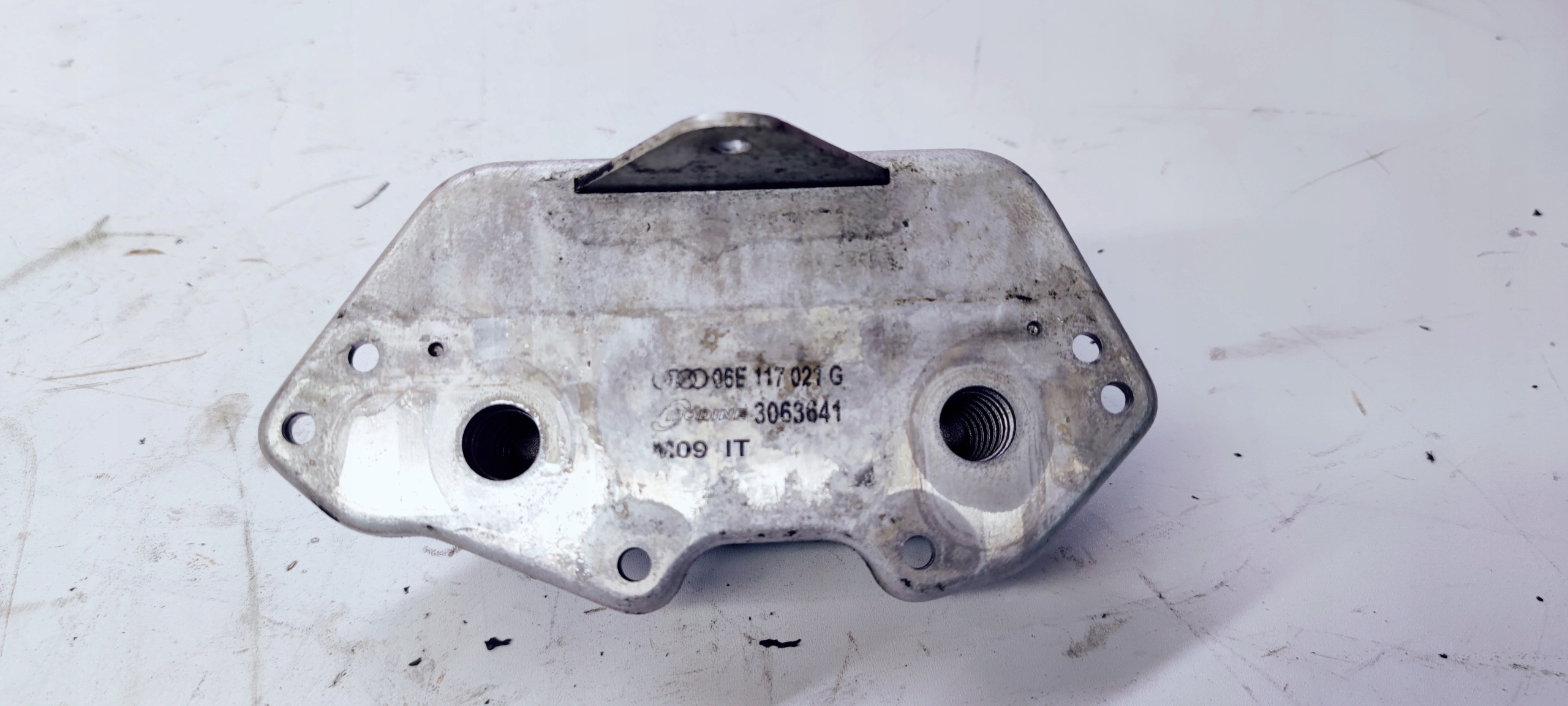 Б/У Масляный радиатор audi a4 b7 a6 c6 06e117021g оригинал