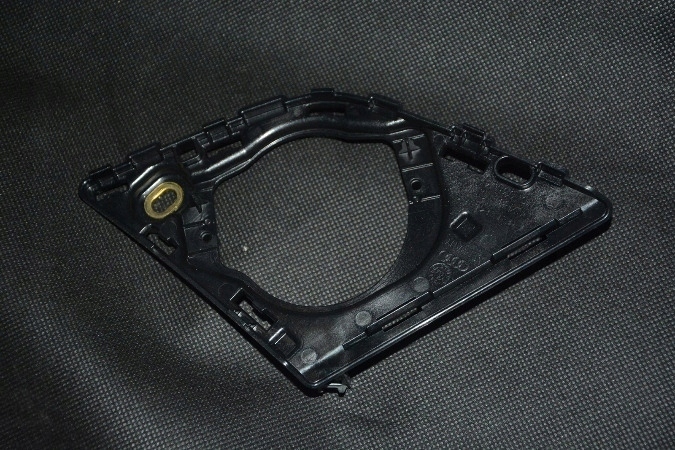 Кронштейн праве кріплення audi q7 4m0035428 - нова запчастина оригінал